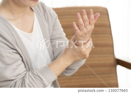 老年婦女的手疼痛和僵硬 130077665