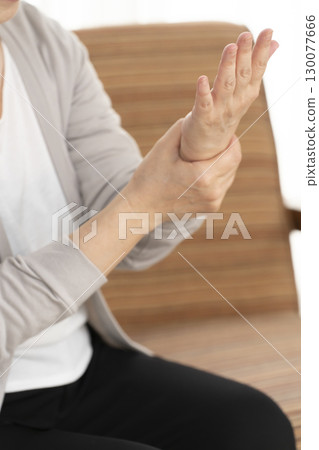 老年婦女的手疼痛和僵硬 130077666