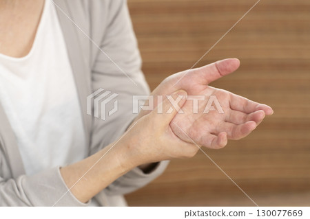 老年婦女的手疼痛和僵硬 130077669