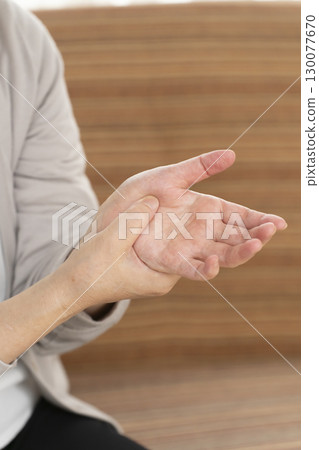 老年婦女的手疼痛和僵硬 130077670