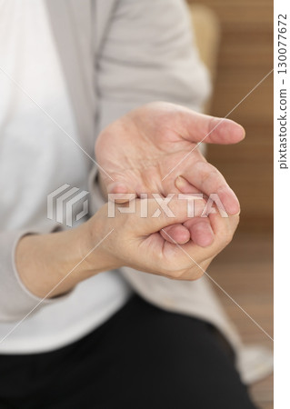 老年婦女的手疼痛和僵硬 130077672