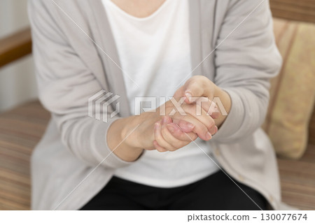 老年婦女的手疼痛和僵硬 130077674