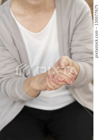 老年婦女的手疼痛和僵硬 130077675