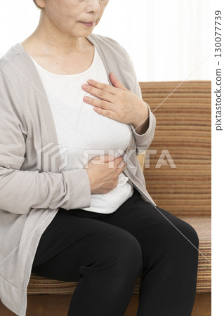 胸口痛的老年婦女 130077739