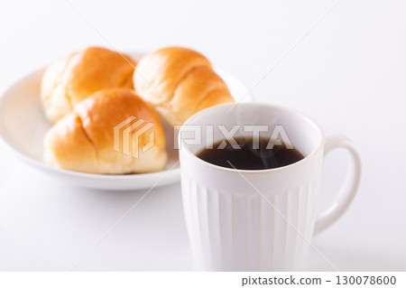 熱咖啡和麵包卷 130078600