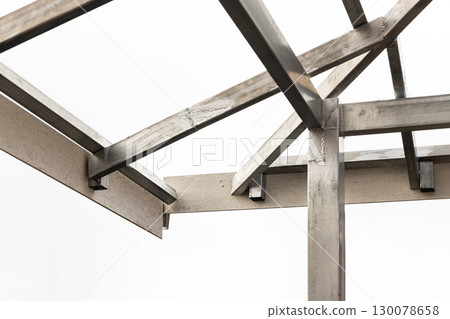 Mistake structure , purlin is not attached to hip rafters. 130078658