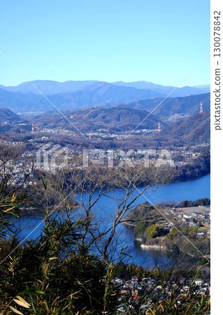 從城山山頂眺望津久井湖與群山 [相模原市津久井 1月] 130078842