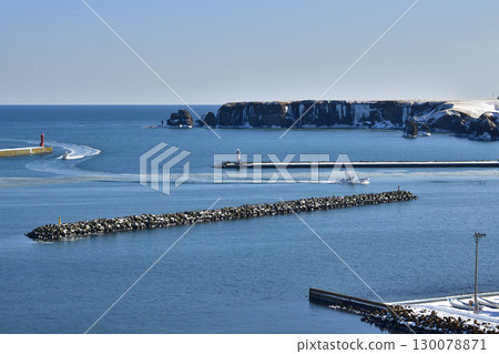 進入根室落石漁港的漁船及其尾流 進入根室落石漁港的漁船及其尾流 130078871