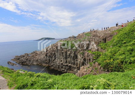 The rock face on the north side of Tojinbo and the horizon in the distance 130079014