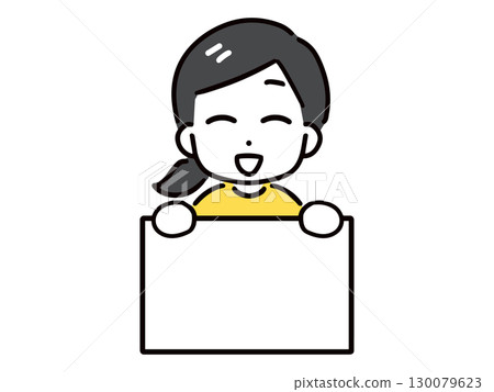 一位身著休閒服的年輕女子手持展板，微笑地介紹著某件事（上半身，正面） 130079623