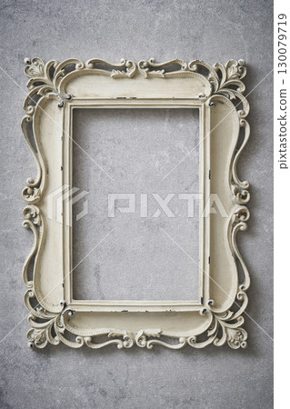 垂懸在混凝土牆上的古色古香的框架 垂懸在混凝土牆上的古色古香的框架 130079719