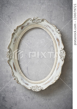 垂懸在混凝土牆上的古色古香的框架 130079721