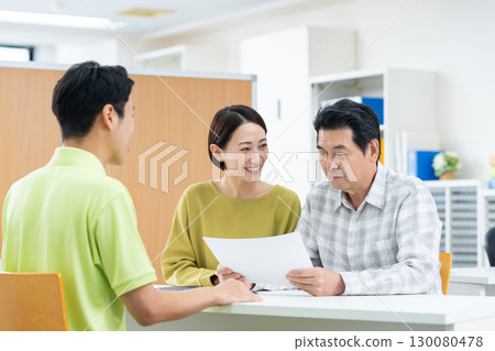 家長與孩子討論護理 130080478