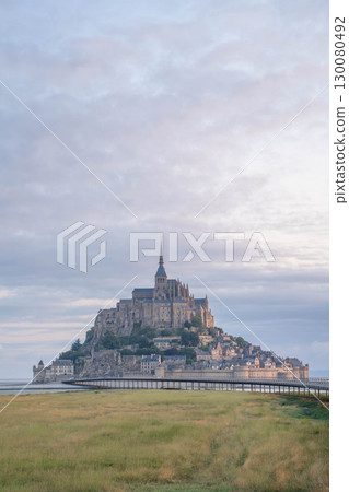 日出時聖米歇爾山的全景（法國世界遺產） 130080492