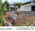 鄉村二手房花園建造過程中堆放的花園石頭和砍伐的樹木，背景是一片竹林 130080578