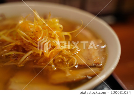 附有蔥和烤豬肉的拉麵 附有蔥和烤豬肉的拉麵 130081024