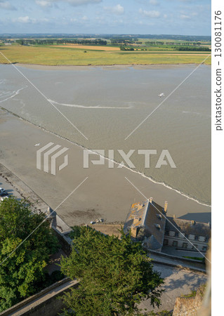 從聖米歇爾山堡壘觀賞潮汐和潮灘 從聖米歇爾山堡壘觀賞潮汐和潮灘 130081176