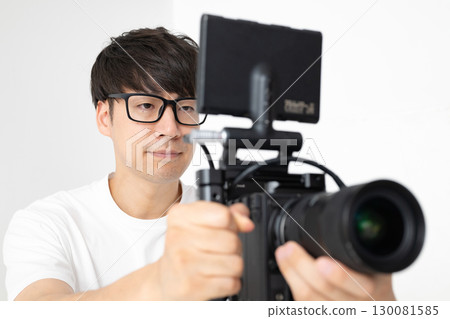 Man holding a cinema camera 130081585