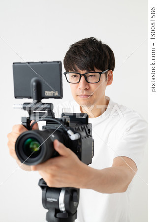 Man holding a cinema camera 130081586
