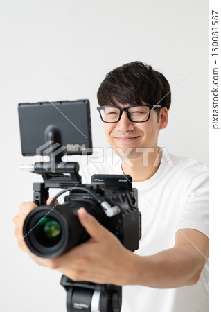 Man holding a cinema camera 130081587