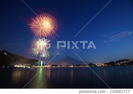 夏日夜空的煙花翩翩起舞 130081717