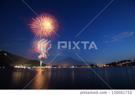 夏日夜空的煙花翩翩起舞 130081718