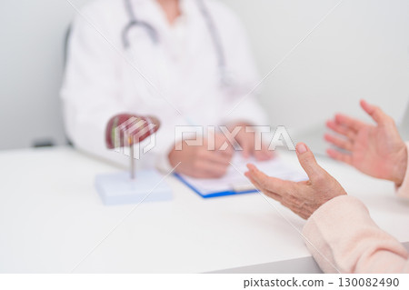 Doctor with human Liver anatomy. Elderly Patient consultation medical health for Liver cancer and Tumor, Jaundice, Viral Hepatitis, Cirrhosis, Failure, Enlarged, Hepatic Encephalopathy, Ascites Fluid 130082490