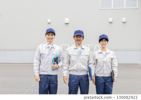 一群工人在工廠前排隊 一群工人在工廠前排隊 130082922