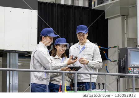 Male and female workers working in a factory 130082938