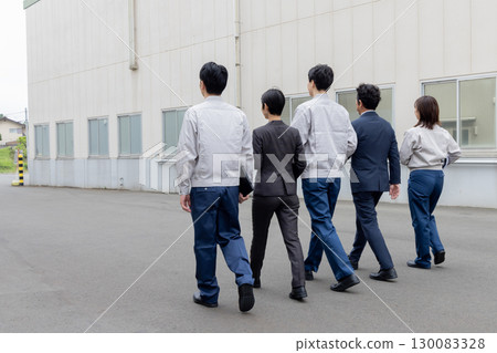 一群工人在工廠前行走 130083328