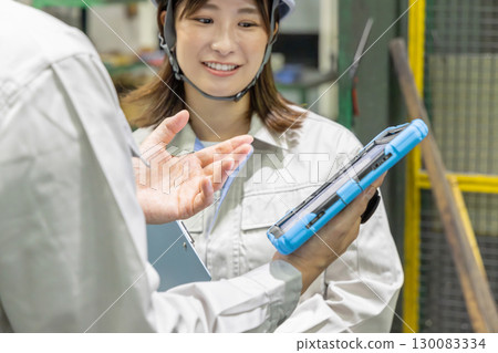 一群工人在工廠工作 130083334