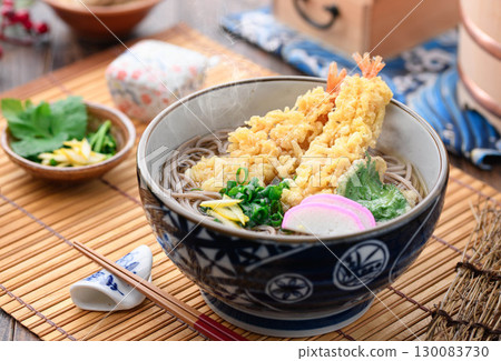 熱氣騰騰的天婦羅蕎麥麵－一道溫暖的日本料理，非常適合慶祝除夕夜或作為冬季日本料理的一部分。 130083730