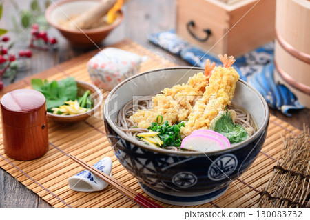 熱氣騰騰的天婦羅蕎麥麵－一道溫暖的日本料理，非常適合慶祝除夕夜或作為冬季日本料理的一部分。 130083732