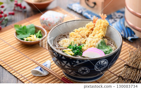 熱氣騰騰的天婦羅蕎麥麵-一道溫暖的日本料理,非常適合慶祝除夕夜或作為冬季日本料理的一部分。 熱氣騰騰的天婦羅蕎麥麵-一道溫暖的日本料理,非常適合慶祝除夕夜或作為冬季日本料理的一部分。 130083734