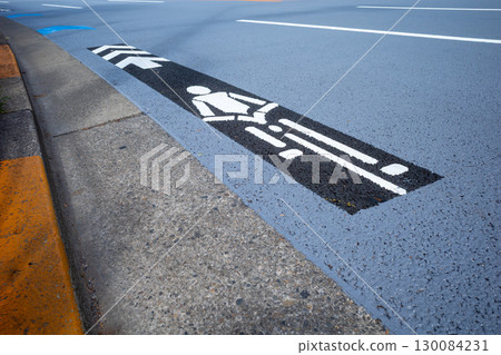 Yurakucho, a main road in central Tokyo with bicycle lanes Yurakucho, a main road in central Tokyo with bicycle lanes 130084231
