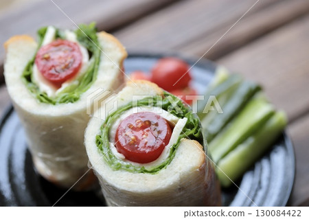 健康蔬菜起司捲三明治配自製泡菜 健康蔬菜起司捲三明治配自製泡菜 130084422
