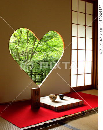 京都府宇治田原聖壽院(又稱風鈴寺)接待大廳的心形窗戶 京都府宇治田原聖壽院(又稱風鈴寺)接待大廳的心形窗戶 130084581