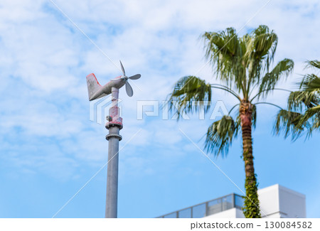 熱帶景觀，風向標和速度計矗立在藍天下 130084582
