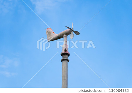 藍天背景下風速計的特寫照片 130084583