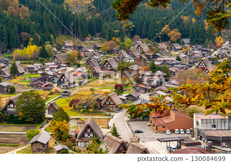 從荻町城跡展望台眺望的秋季白川鄉 130084699