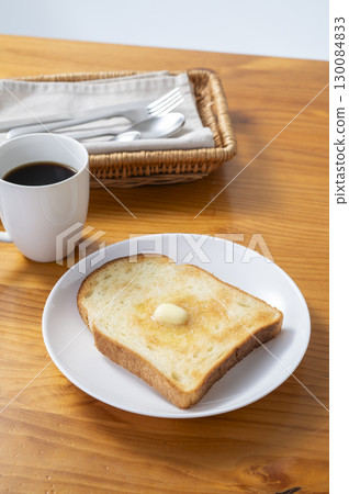 Crispy buttered toast 130084833