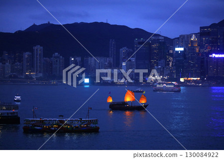 黃昏時分，Aqua Luna（後）和天星小輪（前）航行於香港維多利亞港 130084922