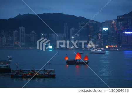 黃昏時分,Aqua Luna(後)和天星小輪(前)航行於香港維多利亞港 黃昏時分,Aqua Luna(後)和天星小輪(前)航行於香港維多利亞港 130084923