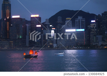 在昏暗的維多利亞灣航行的海灣觀光船“ Aqualna” 在昏暗的維多利亞灣航行的海灣觀光船“ Aqualna” 130084925