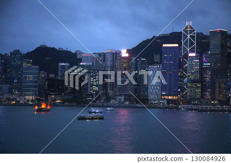 天星小輪在晚上航行香港維多利亞灣 130084926