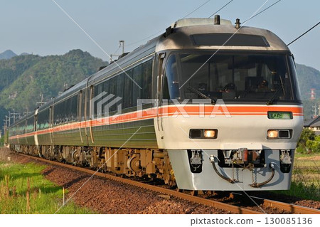 夕陽下疾馳的KIHA85系飛驒特快列車 夕陽下疾馳的KIHA85系飛驒特快列車 130085136