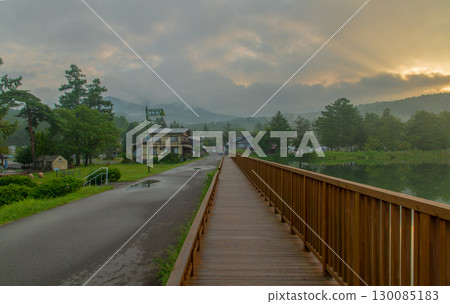 蓼科湖畔的日出和木板路風景 130085183