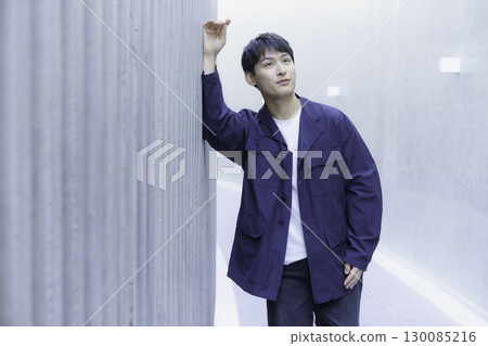 身穿海軍藍夾克的年輕男子肖像 身穿海軍藍夾克的年輕男子肖像 130085216