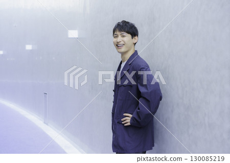 身穿海軍藍夾克的年輕男子肖像 身穿海軍藍夾克的年輕男子肖像 130085219