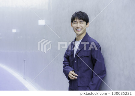 身穿海軍藍夾克的年輕男子肖像 身穿海軍藍夾克的年輕男子肖像 130085221
